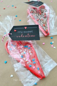 Candy Cane Hearts plus Free Printables - Moms &amp; Munchkins
